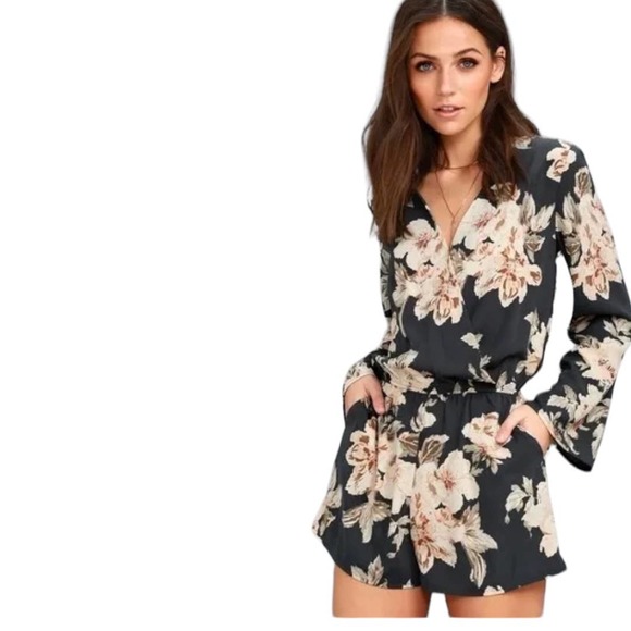 Lulu’s Floral Romper size S - Picture 2 of 14